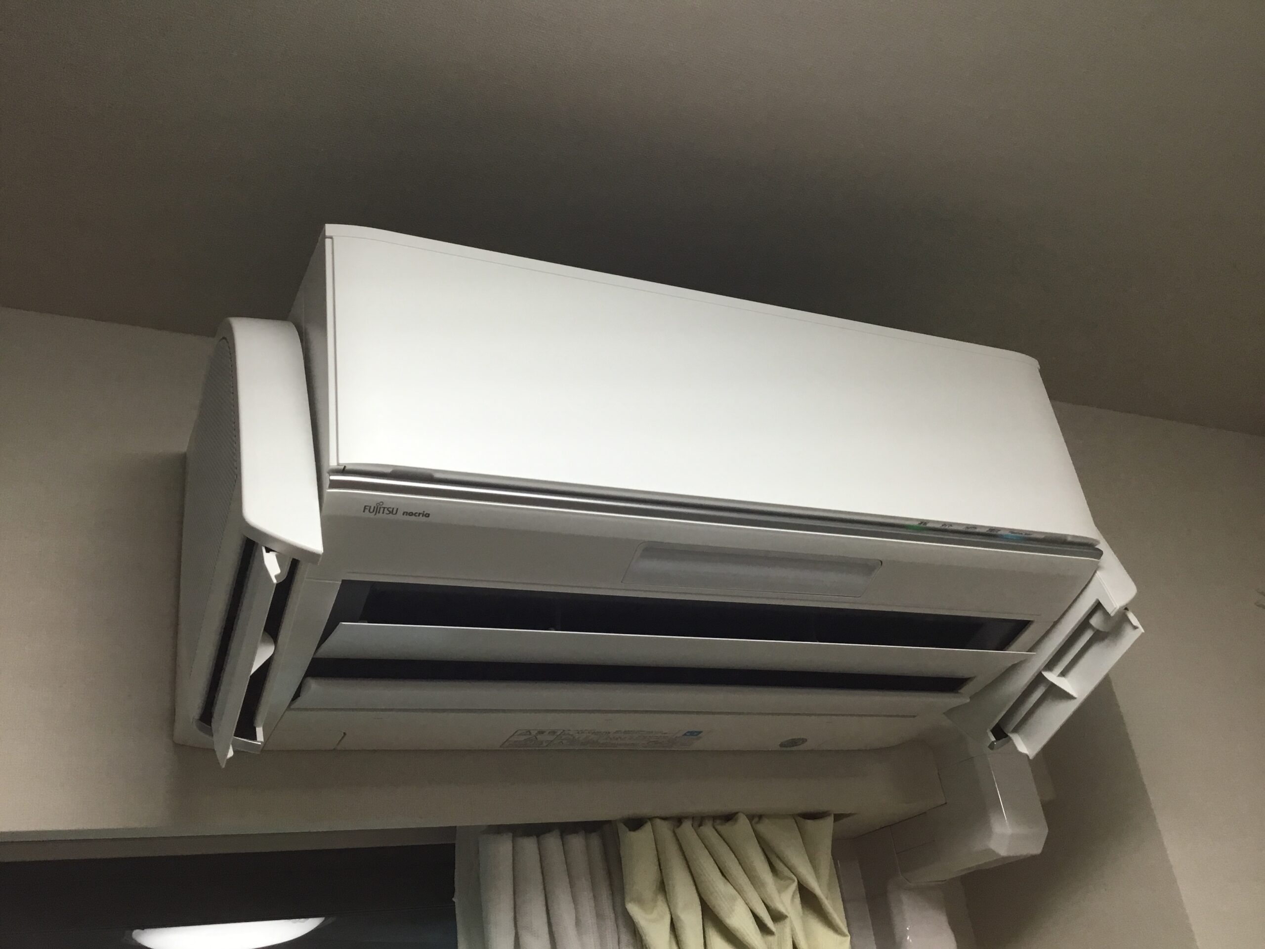 富士通製エアコンノクリア AS-ZS22Fの壁掛け完全分解クリーニングとAS